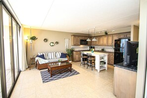 TV - Partial Ocean View Lanai! Relaxing 1BR in Waikiki w Parking Included! (Honolulu)