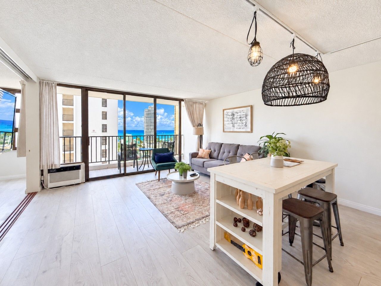 Bright 1BR Ocean-View Retreat • Walk to Beach • Free Parking