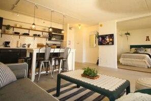 1 habitación, wifi y ropa de cama
