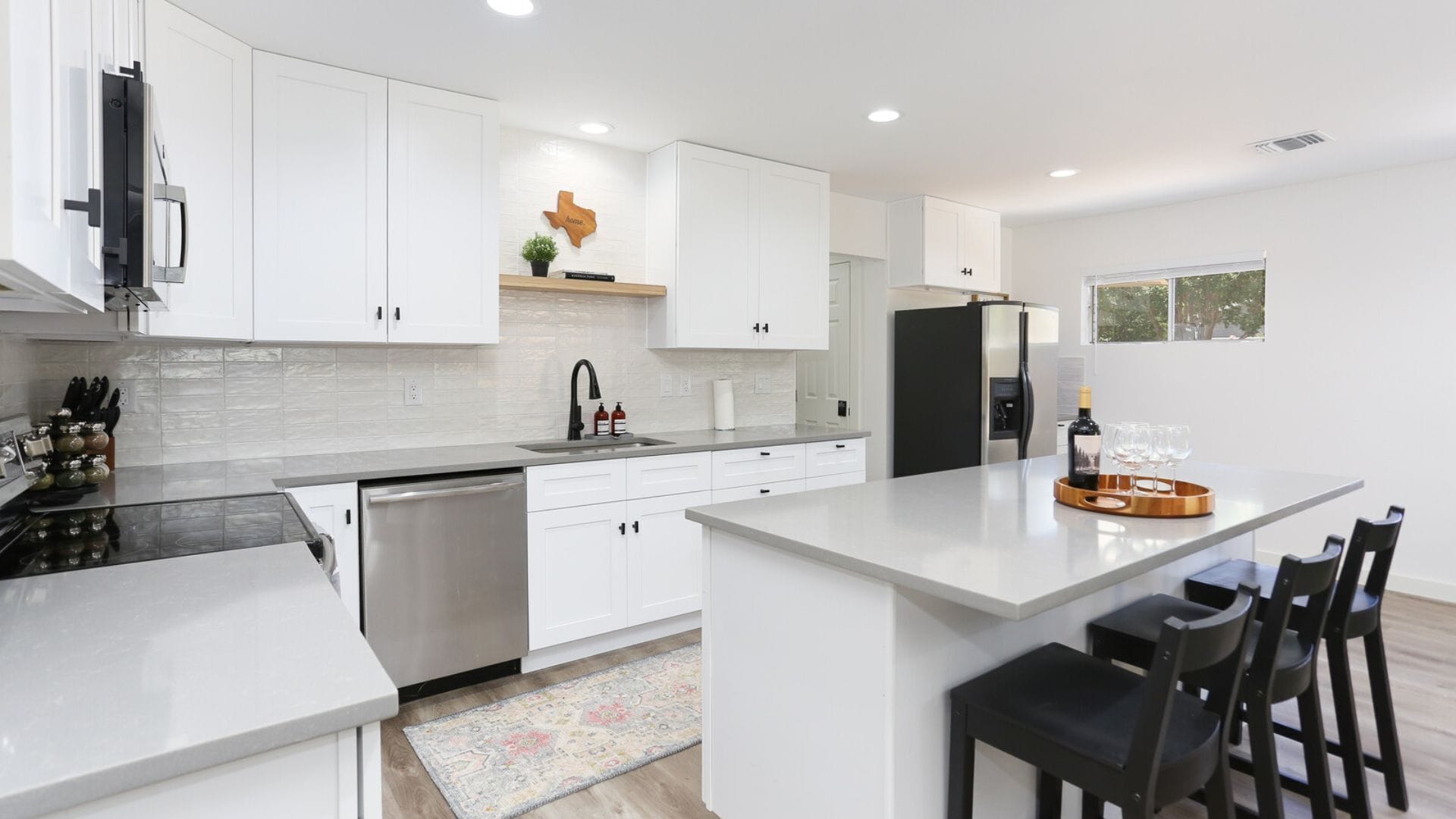 Frigorifero, microonde, forno, piano cottura