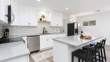 Frigorifero, microonde, forno, piano cottura