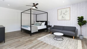 4 Schlafzimmer, Schreibtisch, Bügeleisen/Bügelbrett, Reisekinderbett