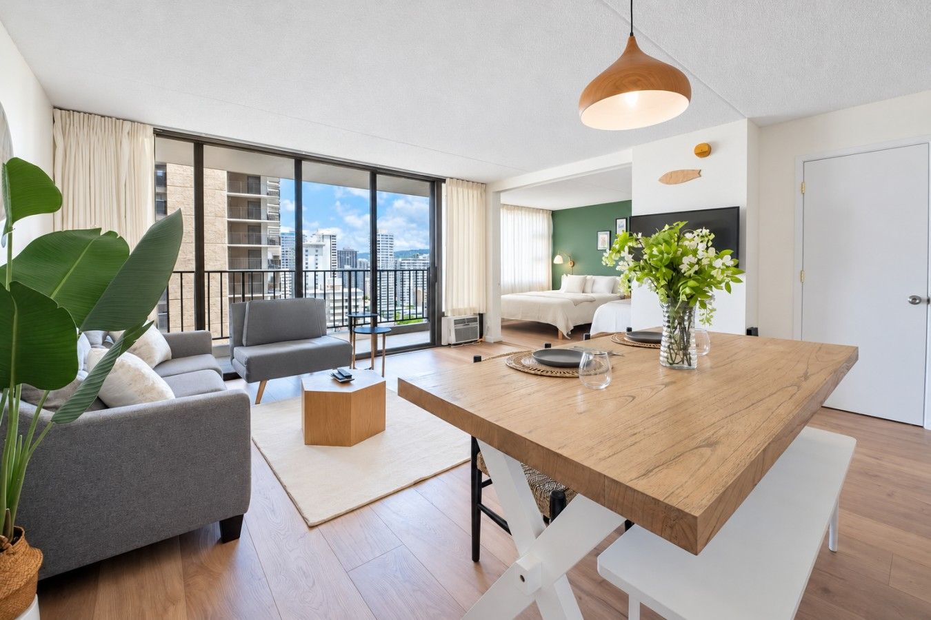 Island Days & Ocean Breezes at Waikiki Banyan | Stylish 1BR + FREE Parking