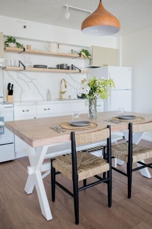 Dining - Fresh 1 Bedroom with Parking at Waikiki Banyan !! (Honolulu)
