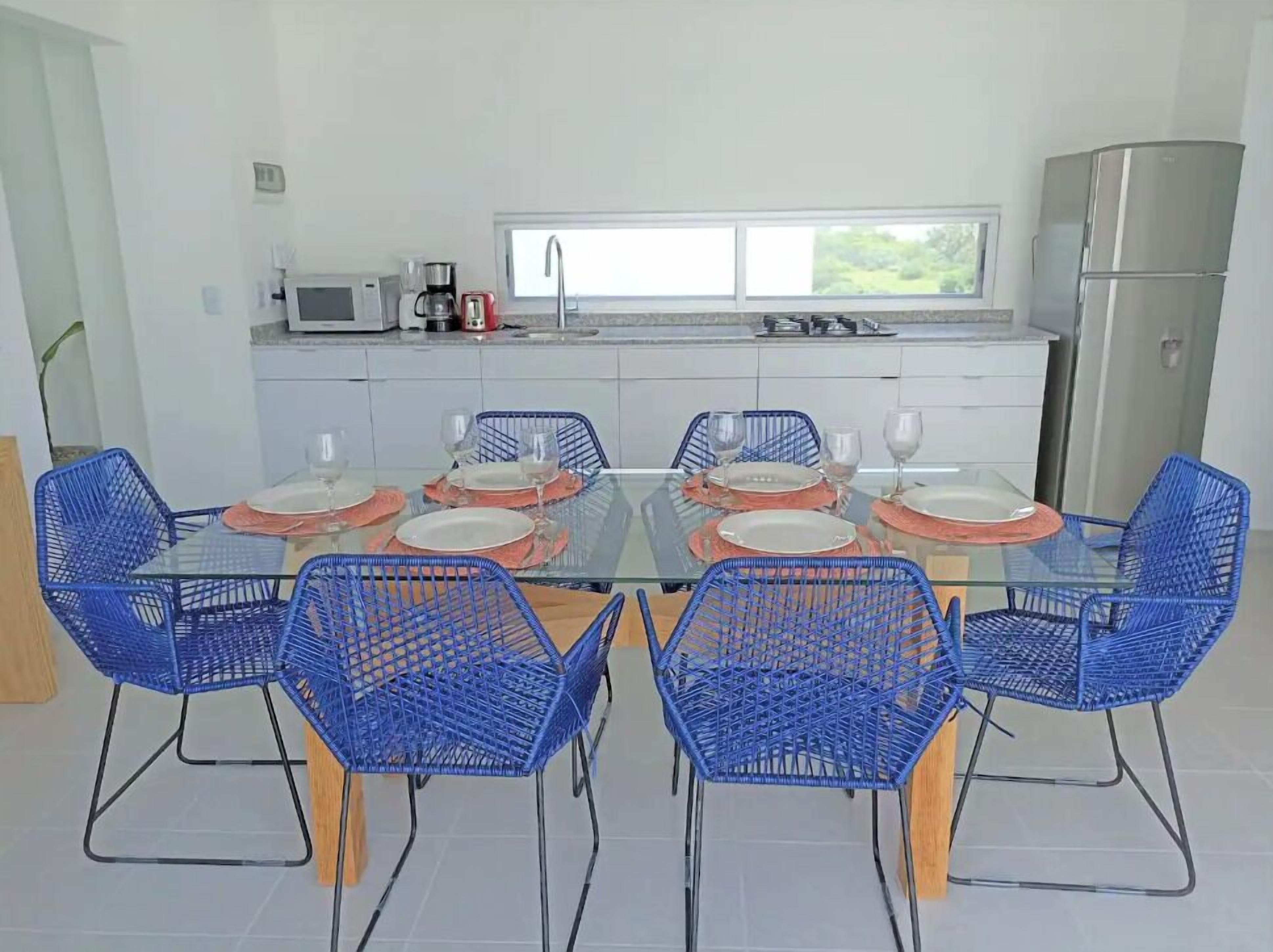Una cocina moderna con comedor.