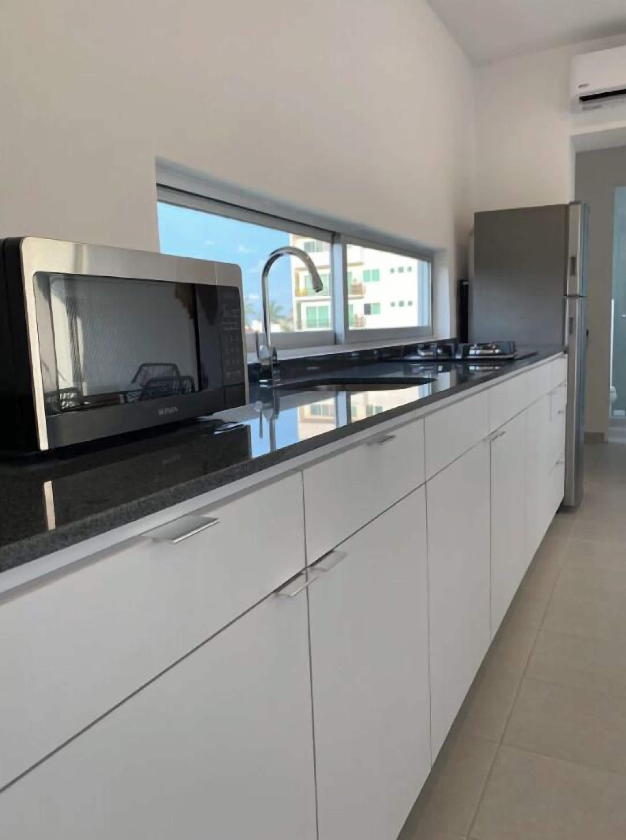 Deluxe Suite, Balcony, Garden View | Private kitchen