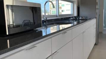 Deluxe Suite, Balcony, Garden View | Private kitchen
