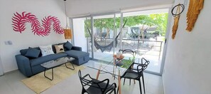 Suite estándar, vistas al jardín | Sala de estar | Una Smart TV