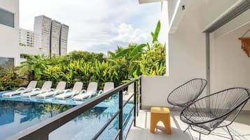 Suite exclusiva, balcón, vista a la alberca | 2 habitaciones, ropa de cama de alta calidad y decoración personalizada