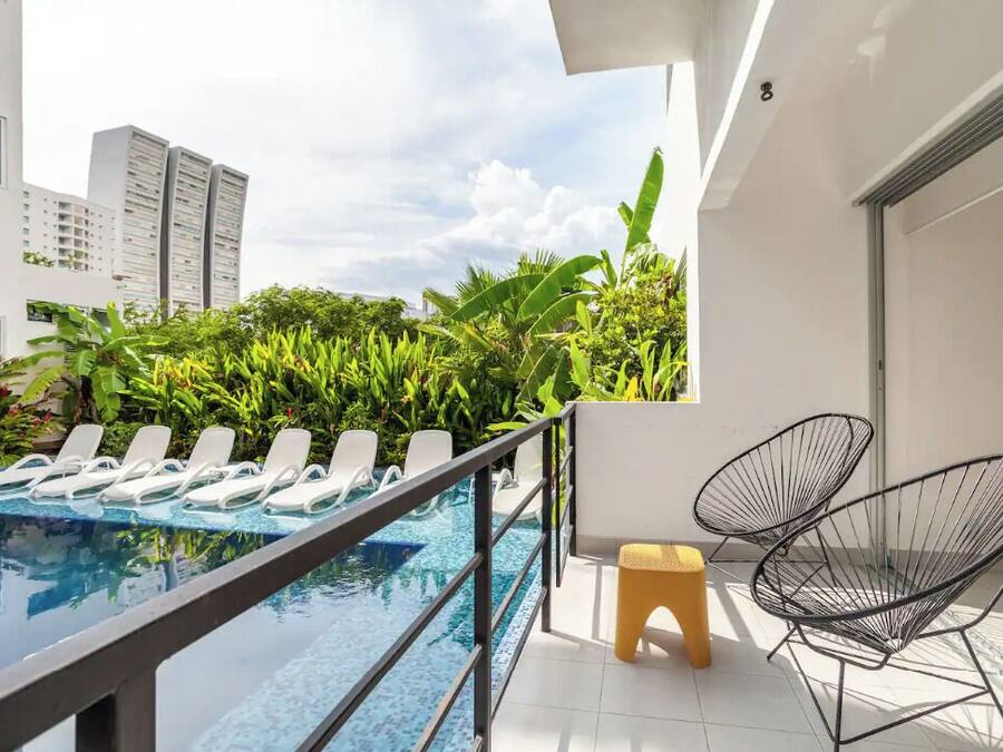 Exclusieve suite, balkon, uitzicht op zwembad | Luxe beddengoed, individueel gedecoreerd, individueel gemeubileerd