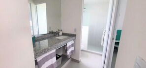 Suite estándar, vistas al jardín | Baño | Ducha, toallas, jabón y champú