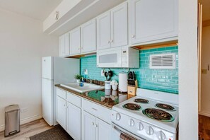 Kühlschrank, Mikrowelle, Wasserkocher mit Kaffee-/Teezubehör