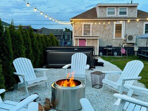 Property grounds - Misquamicut Beach Cottage. 3BR in Westerly with Beach passes, hot tub, WiFi & AC (Westerly)