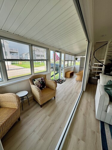 Misquamicut Beach Cottage. 3BR in Westerly with Beach passes, hot tub, WiFi & AC