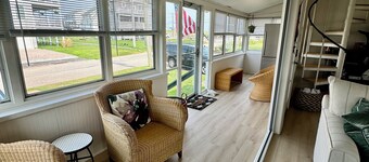 Misquamicut Beach Cottage. 3BR in Westerly with Beach passes, hot tub, WiFi & AC