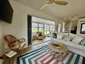Smart TV - Misquamicut Beach Cottage. 3BR in Westerly with Beach passes, hot tub, WiFi & AC (Westerly)