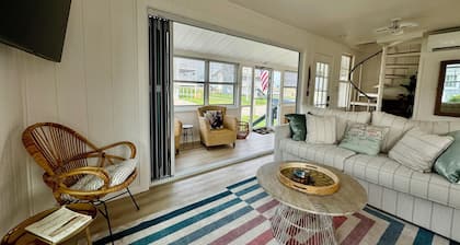 Misquamicut Beach Cottage. 3BR in Westerly with Beach passes, hot tub, WiFi & AC