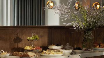 每日供应英式早餐(每人 CAD 25)