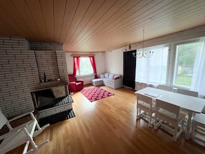 Family House, 3 Bedrooms, Garden View | Living area | Books