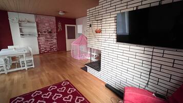 Family House, 3 Bedrooms, Courtyard View | Living area | Books