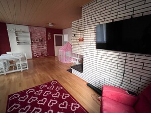 Familjehus - 3 sovrum - utsikt mot trädgården | Vardagsrum | Böcker
