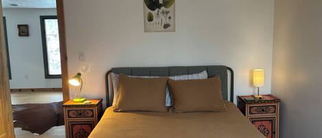 3 makuuhuonetta, työpöytä, Wi-Fi, vuodevaatteet