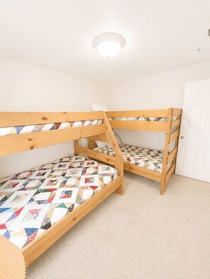 3 bedrooms, travel crib, free WiFi, bed sheets - Waterpark resort with basketball, pickleball court (St. George)