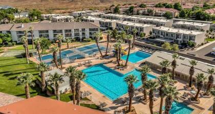 Waterpark resort with basketball, pickleball court