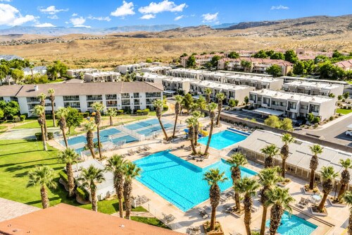 Waterpark resort with basketball, pickleball court