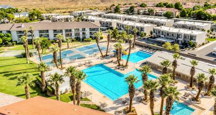 Waterpark resort with basketball, pickleball court
