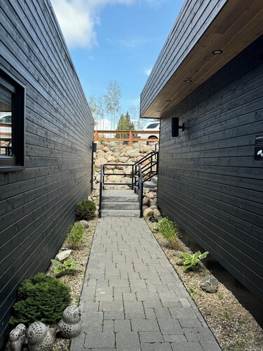 Cozy 3-bedroom cabin with WiFi, hot tub and fire pit!