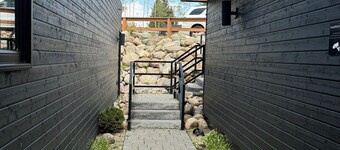 Cozy 3-bedroom cabin with WiFi, hot tub and fire pit!