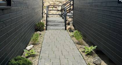 Cozy 3-bedroom cabin with WiFi, hot tub and fire pit!