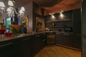 Réfrigérateur, micro-ondes, plaque de cuisson, lave-vaisselle