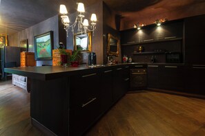 Réfrigérateur, micro-ondes, plaque de cuisson, lave-vaisselle