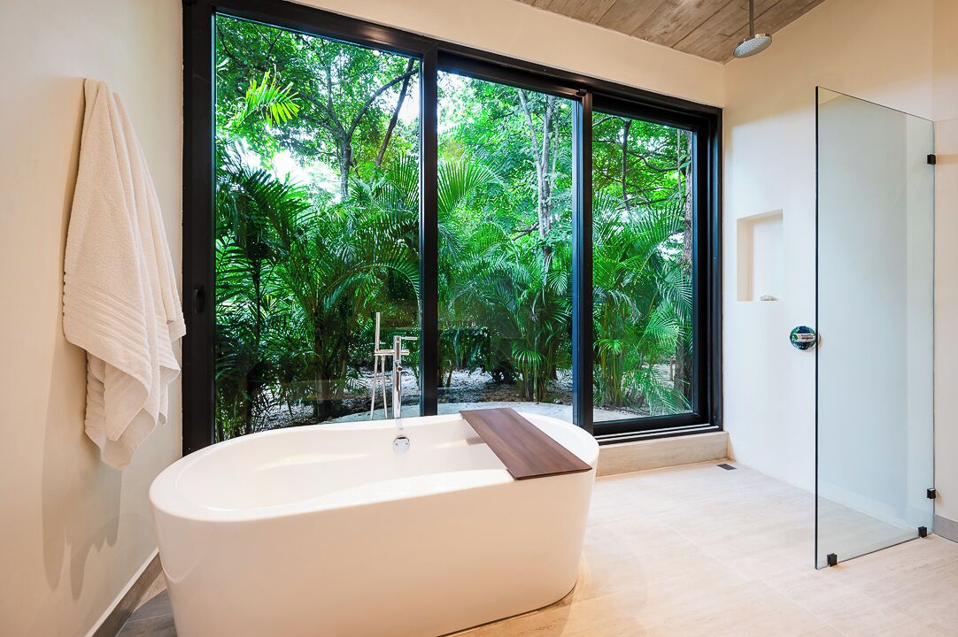 Douche, sèche-cheveux, bidet, serviettes fournies