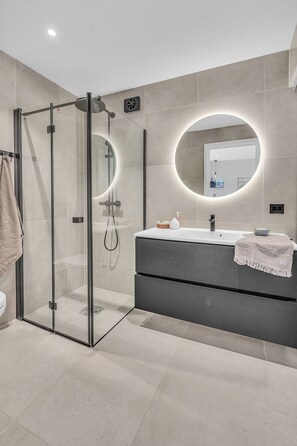 Kostenlose Toilettenartikel, Haartrockner, Seife, Shampoo