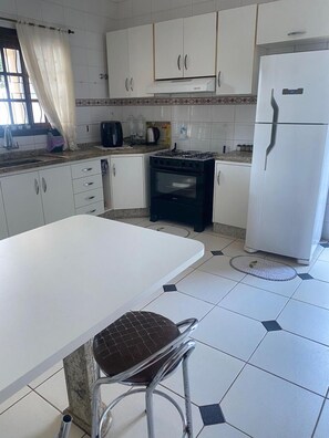 Deluxe huis, privézwembad, uitzicht op stad | Privékeuken | Een koelkast, een magnetron