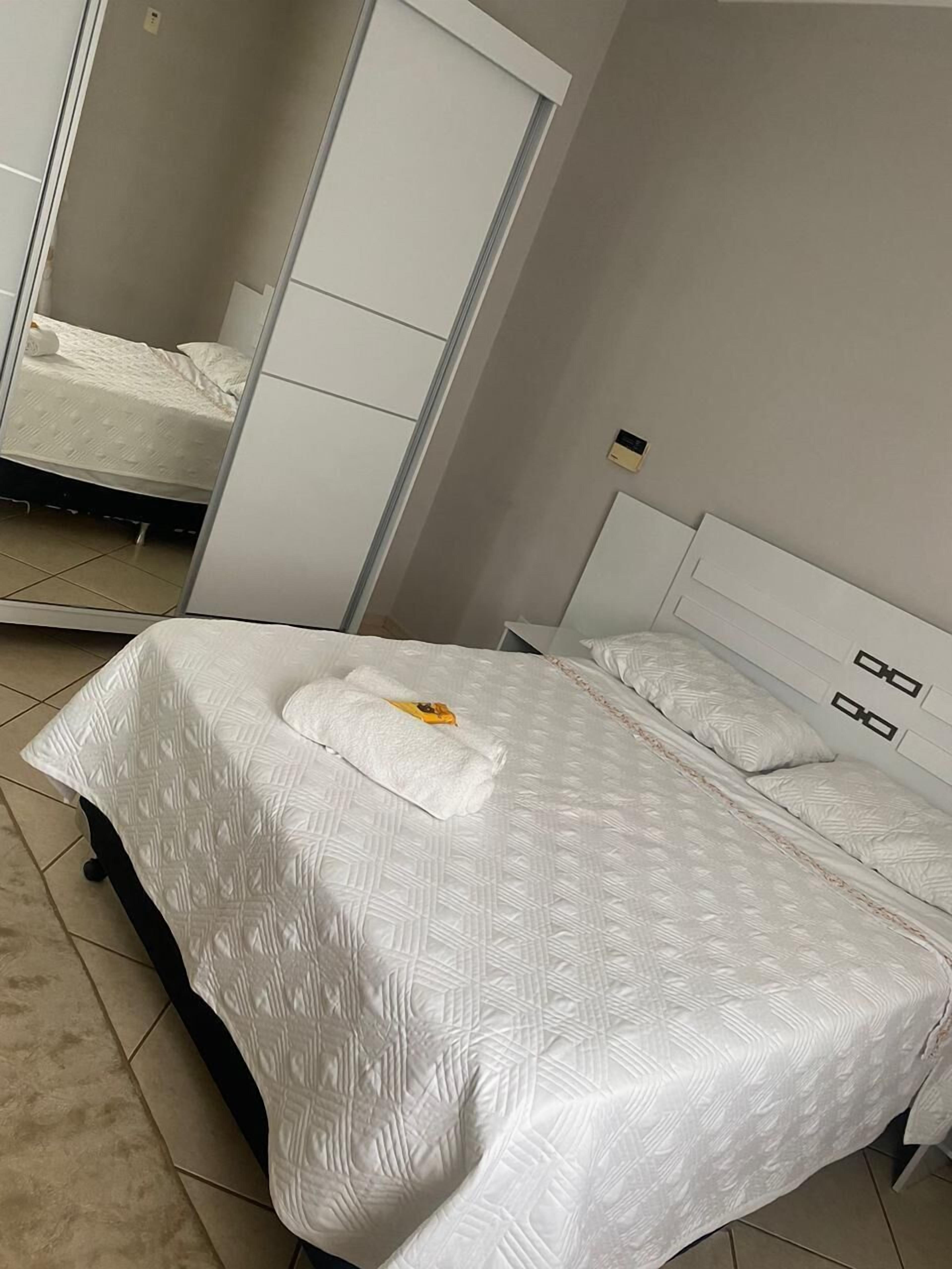 4 habitaciones, cortinas blackout y tabla de planchar con plancha 