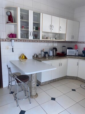 Deluxe House, Private Pool, City View | Dapur peribadi | Sebuah peti sejuk di kawasan bersama 
