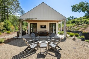Outdoor dining - Meadowhouse Sonoma a Wine Country Gem (Kenwood)