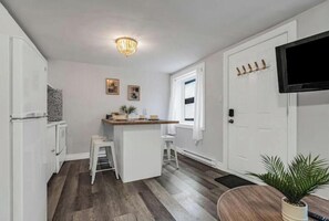 Frigorífico, microondas, horno y placa de cocina