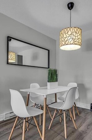 Dining - Pets AC Wi-Fi 10 min Cornwall (Long Sault)