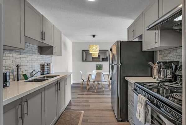 Réfrigérateur, micro-ondes, four, plaque de cuisson