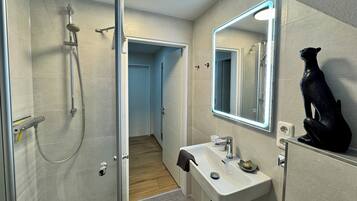 Dusche, Haartrockner, Handtücher, Seife