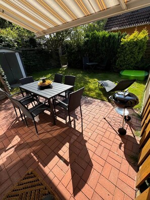 Unclassified image, 2 of 28, button - Ferienhaus Hermann - Alles Inklusive! Eingezäunter Garten, Hunde Willkommen! (Varel)