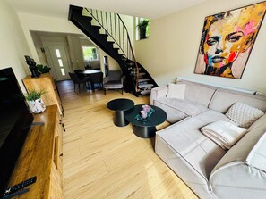 Smart TV, books - Ferienhaus Hermann - Alles Inklusive! Eingezäunter Garten, Hunde Willkommen! (Varel)