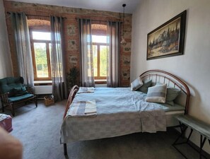 8 bedrooms, WiFi, bed sheets