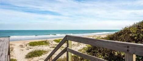 Beach nearby, sun-loungers, beach towels