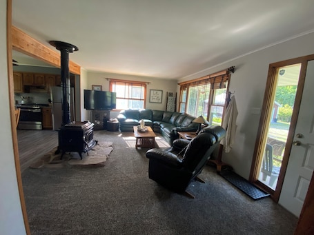 Smart TV. The Cozy House on Neebish Island Surrounded by The St. Mary’s River